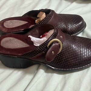 Clarks Artisan Women’s Burgundy Woven Leather Mule Clogs Shoes Sz 10